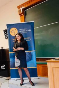 Nyitott kézzel szeretni… Méltósággal a családban